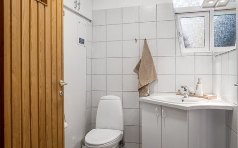 Sighfrith - 2Km from the Sea: Væg, Sanitærarmatur, Gulvbelægning, Etage, Håndvask, Toiletbræt, Toilet, Indretning, Badeværelse, Vvs