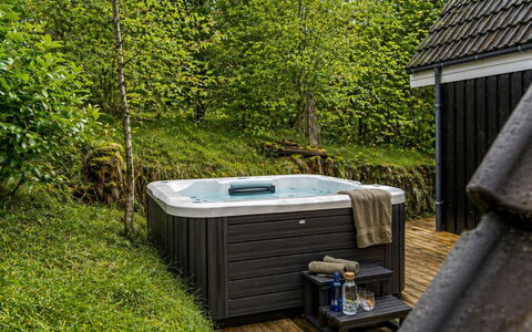 Sighfrith - 2Km from the Sea: Badekar, Have, Jacuzzi, Gård, Backyard, Landscaping, Eco Hotel, Stueplante, Sanitærarmatur