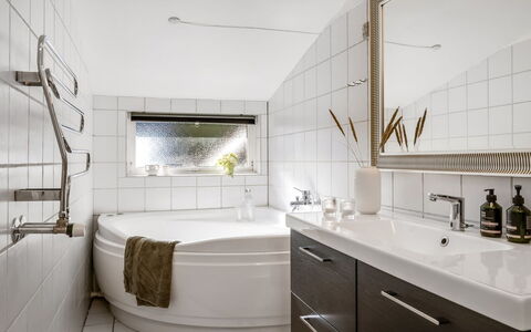 Sighfrith - 2Km from the Sea: Indretning, Sanitærarmatur, Gulvbelægning, Badeværelse, Etage, Tap, Håndvask, Vvs, Badekar, Badeværelsesskab