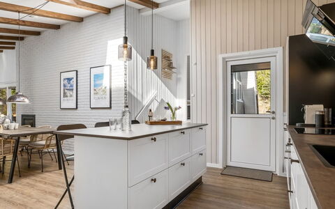Sighfrith - 2Km from the Sea: Køkken, Countertop, Indretning, Gulvbelægning, Møbel, Cabinetry, Træ, Lysarmatur, Loft, Køkken Apparat