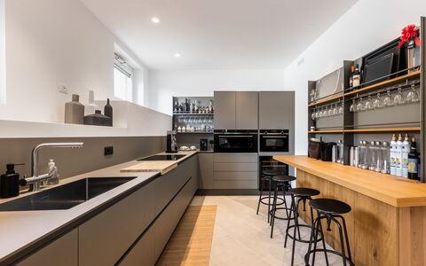 Villa Demar: Cabinetry, Møbel, Countertop, Køkkenvask, Håndvask, Tap, Køkken, Hus, Træ, Hylde
