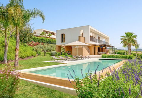 Villa Smeraldo - Sea Front | By Rocco Forte Villas: Plante, Vand, Ejendom, Bygning, Himmel, Azure, Træ, Blomst, Arkitektur, Svømmepøl