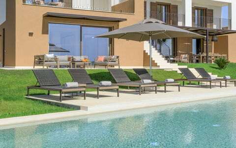 Villa Topazio - Sea View | By Rocco Forte Villas: Vand, Vindue, Plante, Bygning, Skygge, Svømmepøl, Udendørs Møbler, Liggestol, Urban Design, Ejerlejlighed