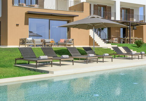 Villa Topazio - Sea View | By Rocco Forte Villas: Vand, Vindue, Plante, Bygning, Skygge, Svømmepøl, Udendørs Møbler, Liggestol, Urban Design, Ejerlejlighed