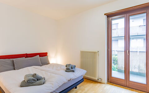 Molini: Ejendom, Vindue, Komfort, Azure, Træ, Bygning, Indretning, Skygge, Bed Frame, Hus