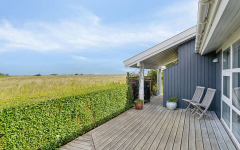 Wehrhart - 125M from the Sea: Møbel, Couch, Indretning, Gulvbelægning, Stue, Etage, Throw Pillow, Værelse, Pude