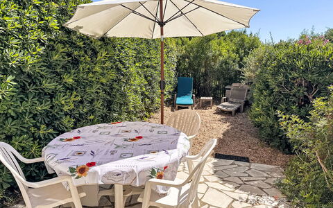 Le Plein Soleil: Møbel, Udendørs Møbler, Paraply, Stol, Have, Udendørs Bord, Skygge, Landscaping, Backyard, Gård