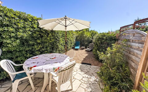 Le Plein Soleil: Busk, Have, Udendørs Møbler, Landscaping, Skygge, Stol, Udendørs Bord, Gård, Backyard, Stueplante