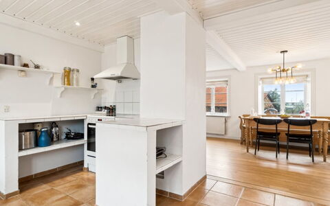 Sjard - 300M from the Sea: Gulvbelægning, Etage, Indretning, Loft, Træ, Møbel, Countertop, Trægulve, Køkken, Cabinetry