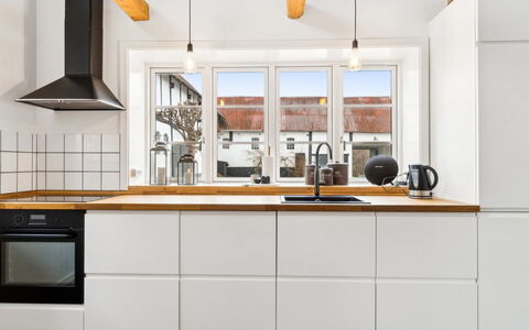 Sjard - 300M from the Sea: Køkken, Køkken Apparat, Countertop, Gulvbelægning, Cabinetry, Indretning, Større Bandage, Træ, Komfur, Etage