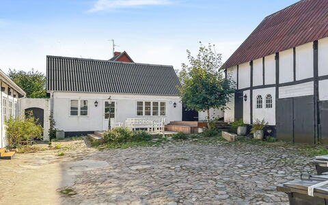 Sjard - 300M from the Sea: Indretning, Loft, Lejlighed, Gulvbelægning, Møbel, Etage, Værelse, Belysning, Hjem, Couch