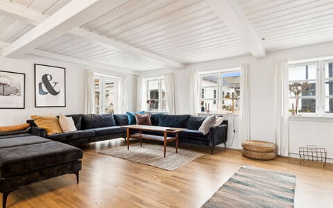 Sjard - 300M from the Sea: Couch, Træ, Indretning, Møbel, Gulvbelægning, Trægulve, Lejlighed, Stue, Etage, Hjem