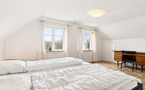 Sjard - 300M from the Sea: Træ, Gulvbelægning, Etage, Soveværelse, Loft, Indretning, Seng, Hjem, Trægulve, Sengetøj