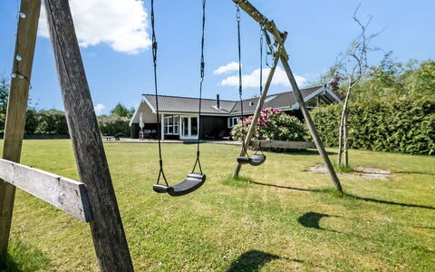 Anca - 450M from the Sea: Græs, Svinge, Legepladsudstyr, Land Lot, Fritid, Almindeligt, Have, Lawn, Fritid, Parkere