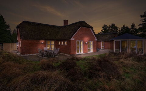 Lieselotte - 2.7Km from the Sea: Træ, Tag, Arkitektur, Hjem, Hus, Sommerhus, Sidespor, Hårdttræ, Hældning, Estate