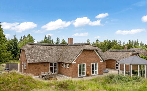 Lieselotte - 2.7Km from the Sea: Træ, Tag, Arkitektur, Hjem, Hus, Sommerhus, Sidespor, Hårdttræ, Hældning, Estate