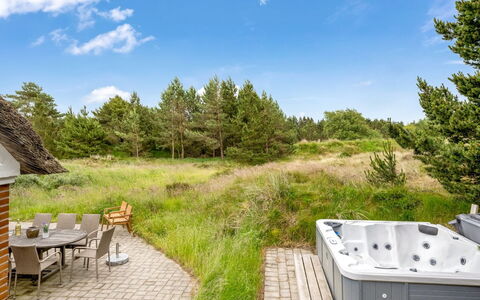 Lieselotte - 2.7Km from the Sea: Træ, Tag, Arkitektur, Hjem, Hus, Sommerhus, Sidespor, Hårdttræ, Hældning, Estate