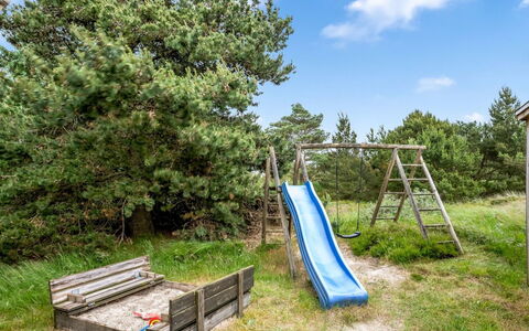 Lieselotte - 2.7Km from the Sea: Træ, Tag, Arkitektur, Hjem, Hus, Sommerhus, Sidespor, Hårdttræ, Hældning, Estate