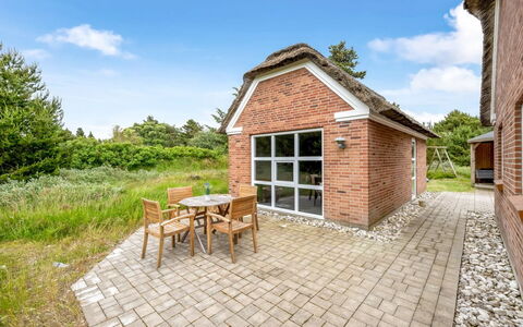 Lieselotte - 2.7Km from the Sea: Træ, Tag, Arkitektur, Hjem, Hus, Sommerhus, Sidespor, Hårdttræ, Hældning, Estate