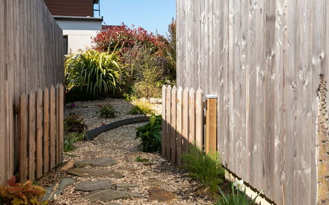 La Villa Agapanthes: Træ, Busk, Have, Bunddække, Planke, Hårdttræ, Backyard, Home Fencing, Landscaping, Hegn