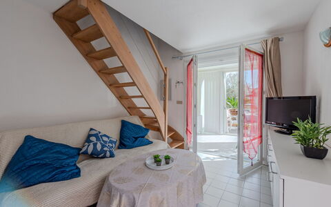 Le Clos du par: Plante, Møbel, Bygning, Stueplante, Blomsterkrukke, Komfort, Azure, Bord, Træ, Textile