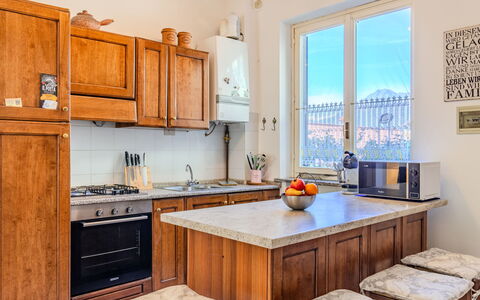 Varenna 648: Cabinetry, Møbel, Ejendom, Countertop, Køkken, Træ, Skuffe, Indretning, Komfur, Gulvbelægning