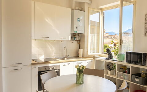 Varenna 648: Møbel, Køkken, Indretning, Køkken Apparat, Gulvbelægning, Countertop, Større Bandage, Stol, Træ, Loft