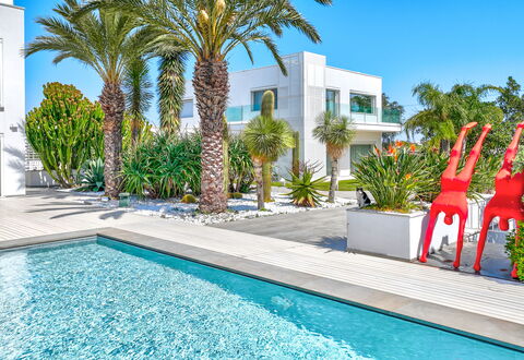 Villa Vinner: Vand, Plante, Daytime, Ejendom, Himmel, Bygning, Azure, Træ, Svømmepøl, Vindue