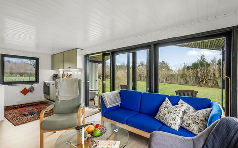 Jule - 1.3Km to the Fjord: Indretning, Gulvbelægning, Loft, Etage, Møbel, Couch, Værelse, Stue, Billedramme