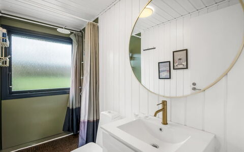Jule - 1.3Km to the Fjord: Indretning, Loft, Badeværelse, Lysarmatur, Sanitærarmatur, Gardin, Vvs, Spejl, Toilet