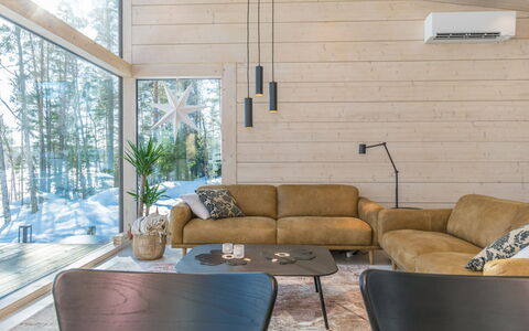 Villa Luoto: Møbel, Gulvbelægning, Couch, Træ, Indretning, Etage, Stue, Loft, Lysarmatur, Hjem