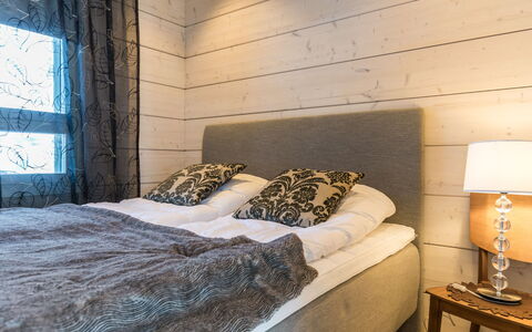 Villa Luoto: Træ, Gulvbelægning, Etage, Soveværelse, Trægulve, Sengetøj, Seng, Hårdttræ, Bejdse, Bed Frame