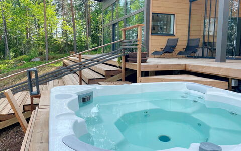 Villa Luoto: Sanitærarmatur, Badekar, Gulvbelægning, Etage, Kompositmateriale, Jacuzzi, Svømmepøl, Design, Bejdse