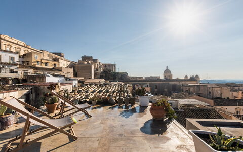 Terrazza Di Erika: Himmel, Bygning, Urban Design, Plante, Blomsterkrukke, Boligområde, Hus, Landskab, Sky, Stueplante
