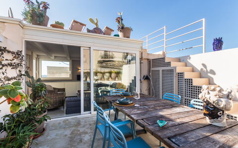 Terrazza Di Erika: Himmel, Plante, Bord, Bygning, Træ, Stueplante, Væg, Hus, Boligområde, Skygge