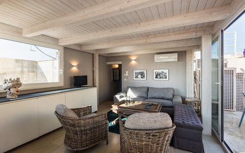 Terrazza Di Erika: Møbel, Ejendom, Bord, Couch, Bygning, Indretning, Træ, Vindue, Stue, Pude