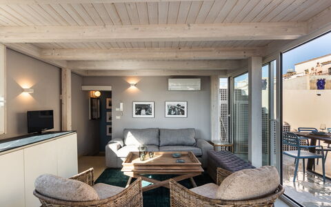 Terrazza Di Erika: Bord, Couch, Møbel, Ejendom, Komfort, Træ, Belysning, Billedramme, Indretning, Studio Couch