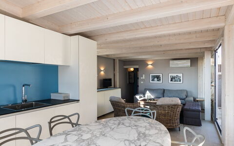 Terrazza Di Erika: Møbel, Bygning, Bord, Komfort, Stol, Cabinetry, Træ, Gulvbelægning, Etage