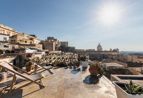 Terrazza Di Erika: Himmel, Bygning, Urban Design, Plante, Blomsterkrukke, Boligområde, Hus, Landskab, Sky, Stueplante