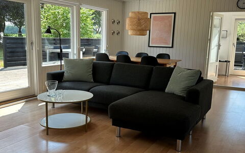 Francis - 300M from the Sea: Træ, Tag, Arkitektur, Hjem, Hus, Sommerhus, Sidespor, Hårdttræ, Hældning, Estate