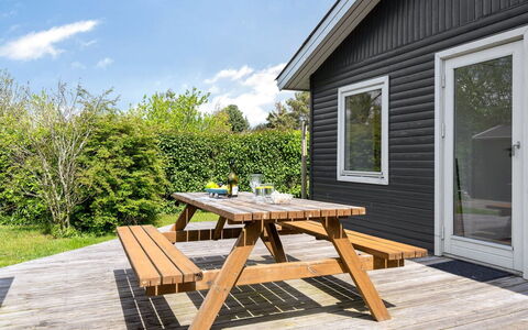 Francis - 300M from the Sea: Træ, Tag, Arkitektur, Hjem, Hus, Sommerhus, Sidespor, Hårdttræ, Hældning, Estate