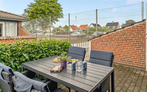 Ala - 80M from the Sea: Møbel, Indretning, Gulvbelægning, Etage, Loft, Værelse, Stol, Bord, Lejlighed, Køkken & Spisebord