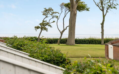Ala - 80M from the Sea: Møbel, Indretning, Gulvbelægning, Etage, Loft, Værelse, Stol, Bord, Lejlighed, Køkken & Spisebord