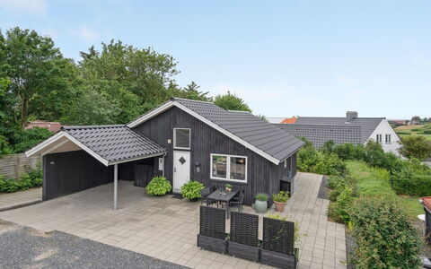 Jörgen - 100M from the Sea: Tag, Hus, Hjem, Sommerhus, Dør, Sidespor, Dæk, Veranda, Planke, Hårdttræ