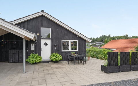 Jörgen - 100M from the Sea: Tag, Hus, Hjem, Sommerhus, Dør, Sidespor, Dæk, Veranda, Planke, Hårdttræ
