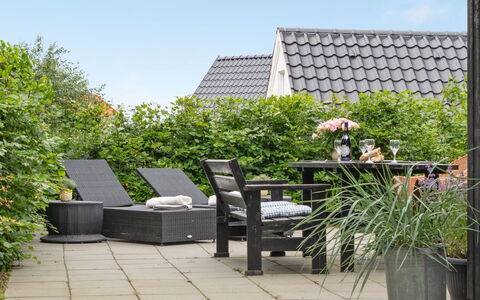 Jörgen - 100M from the Sea: Tag, Hus, Hjem, Sommerhus, Dør, Sidespor, Dæk, Veranda, Planke, Hårdttræ