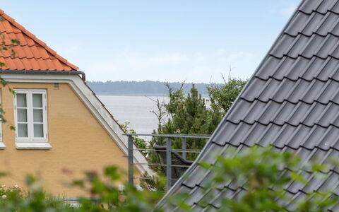 Jörgen - 100M from the Sea: Tag, Hus, Hjem, Sommerhus, Dør, Sidespor, Dæk, Veranda, Planke, Hårdttræ