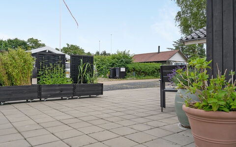 Jörgen - 100M from the Sea: Tag, Hus, Hjem, Sommerhus, Dør, Sidespor, Dæk, Veranda, Planke, Hårdttræ