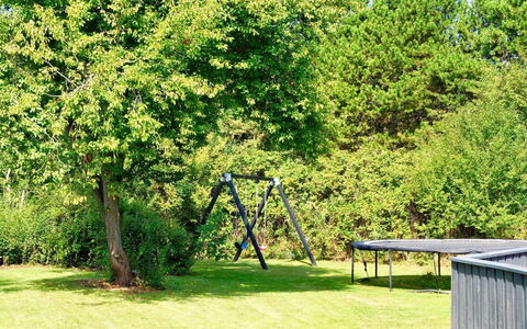 Stillfrieda - 12Km from the Sea: Møbel, Indretning, Gulvbelægning, Etage, Loft, Værelse, Stol, Bord, Lejlighed, Køkken & Spisebord