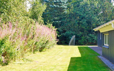 Stillfrieda - 12Km from the Sea: Møbel, Indretning, Gulvbelægning, Etage, Loft, Værelse, Stol, Bord, Lejlighed, Køkken & Spisebord